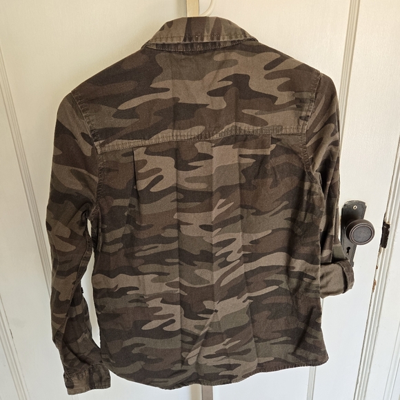 Forever 21 Buttondown Top sz Small Camo - Picture 5 of 5